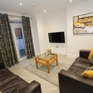 Eversley's Mews Apartment
