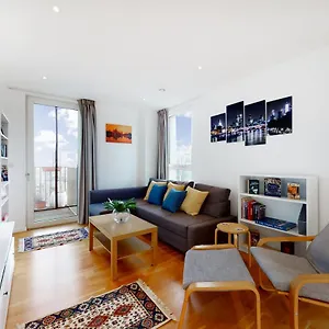 Lovely 2 Bedroom Flat With Balcony In Stratford Apartment