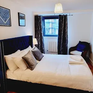 Waterside Canary Wharf Apartment
