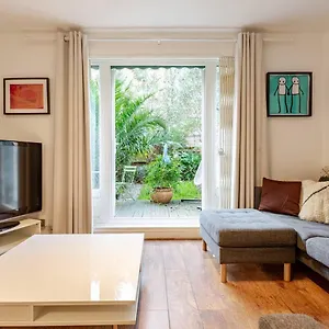 Charming 2-bed Garden Flat United Kingdom